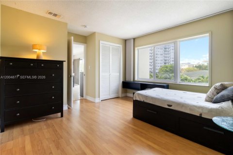 Condo in Hallandale Beach, Florida, 2 bedrooms  № 2068983 - photo 13