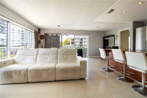 Condo in Hallandale Beach, Florida, 2 bedrooms  № 2068983 - photo 6