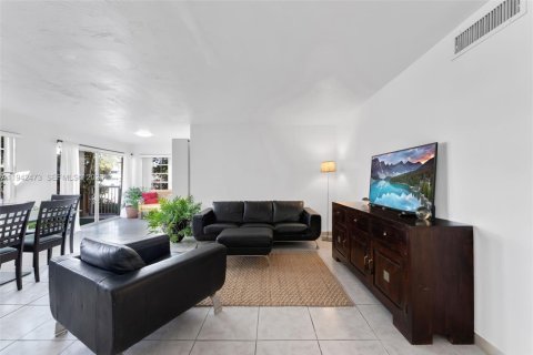 Condo in North Miami, Florida, 2 bedrooms  № 1999245 - photo 5