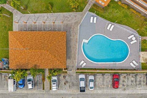 Condo in North Miami, Florida, 2 bedrooms  № 1999245 - photo 29