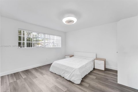 Condo in North Miami, Florida, 2 bedrooms  № 1999245 - photo 17