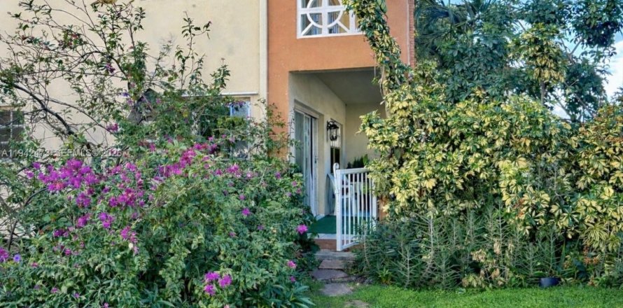 Condo in North Miami, Florida, 2 bedrooms  № 1999245