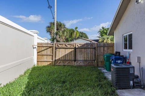 Villa ou maison à vendre à Lauderhill, Floride: 3 chambres, 108.32 m2 № 2428600 - photo 11