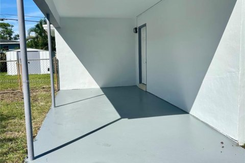 House in Plantation, Florida 4 bedrooms, 108.7 sq.m. № 1933979 - photo 2