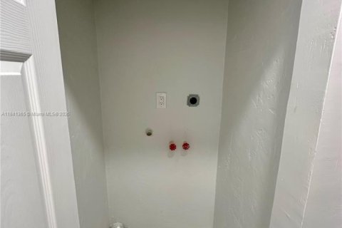 House in Plantation, Florida 4 bedrooms, 108.7 sq.m. № 1933979 - photo 9