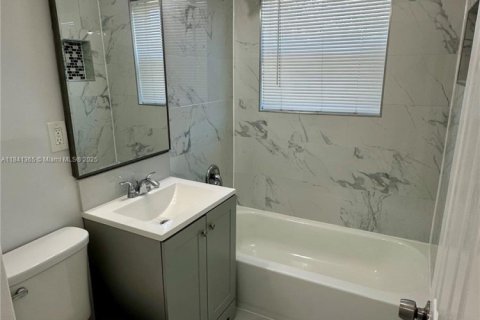 House in Plantation, Florida 4 bedrooms, 108.7 sq.m. № 1933979 - photo 10