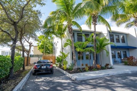 Townhouse in Miami, Florida 3 bedrooms, 136.57 sq.m. № 2056359