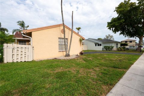 House in Davie, Florida 3 bedrooms, 152.36 sq.m. № 1881469 - photo 26