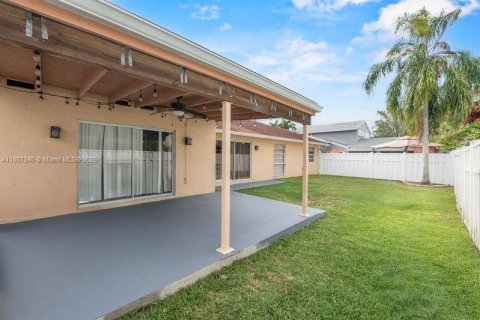 House in Davie, Florida 3 bedrooms, 152.36 sq.m. № 1881469 - photo 23