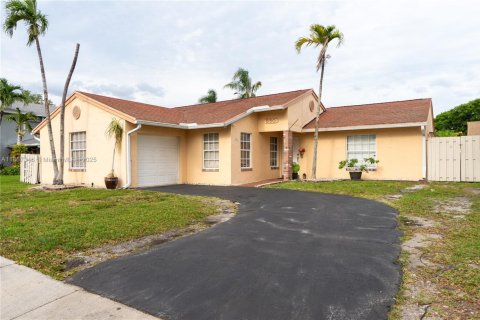House in Davie, Florida 3 bedrooms, 152.36 sq.m. № 1881469 - photo 1