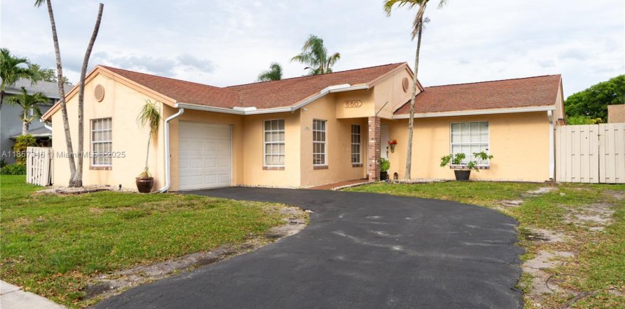 House in Davie, Florida 3 bedrooms, 152.36 sq.m. № 1881469