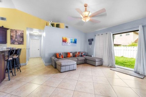 House in Davie, Florida 3 bedrooms, 152.36 sq.m. № 1881469 - photo 2