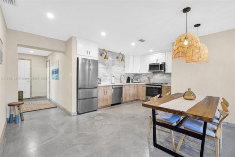 House in Hallandale Beach, Florida 3 bedrooms, 155.7 sq.m. № 1974599 - photo 20