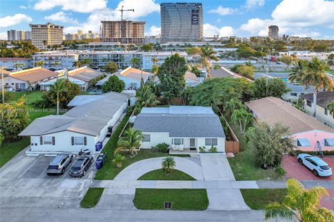 House in Hallandale Beach, Florida 3 bedrooms, 155.7 sq.m. № 1974599 - photo 3