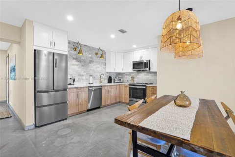 House in Hallandale Beach, Florida 3 bedrooms, 155.7 sq.m. № 1974599 - photo 21