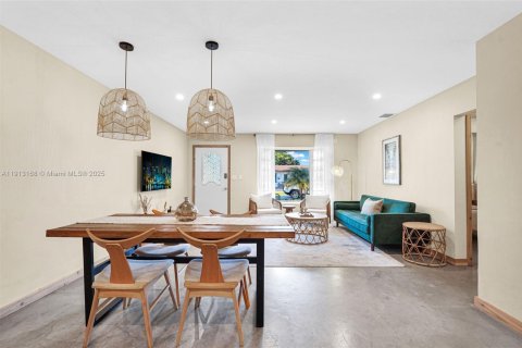 House in Hallandale Beach, Florida 3 bedrooms, 155.7 sq.m. № 1974599 - photo 8