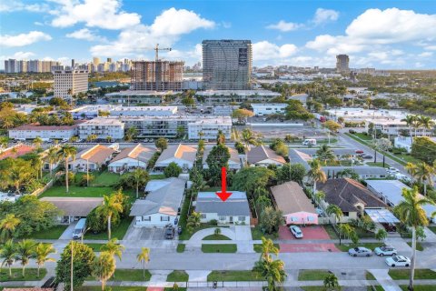 House in Hallandale Beach, Florida 3 bedrooms, 155.7 sq.m. № 1974599 - photo 6