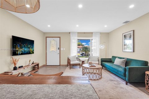 House in Hallandale Beach, Florida 3 bedrooms, 155.7 sq.m. № 1974599 - photo 11