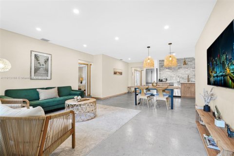 House in Hallandale Beach, Florida 3 bedrooms, 155.7 sq.m. № 1974599 - photo 14