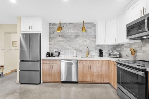 House in Hallandale Beach, Florida 3 bedrooms, 155.7 sq.m. № 1974599 - photo 15