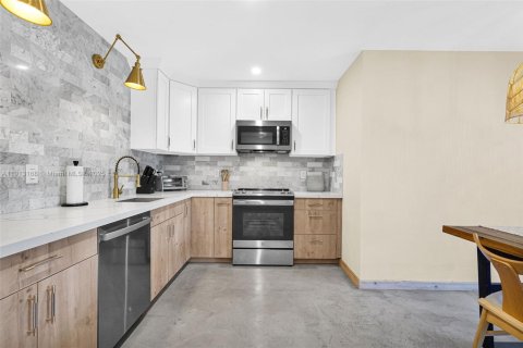 House in Hallandale Beach, Florida 3 bedrooms, 155.7 sq.m. № 1974599 - photo 16