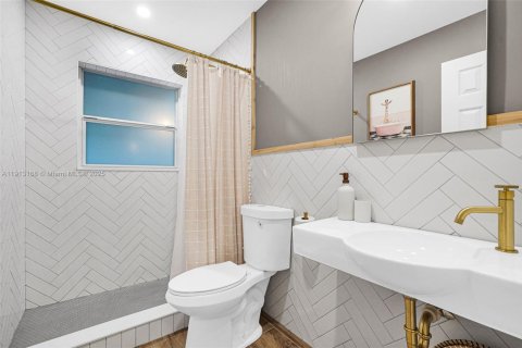 House in Hallandale Beach, Florida 3 bedrooms, 155.7 sq.m. № 1974599 - photo 28