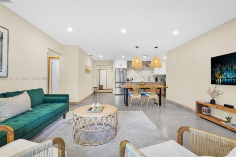 House in Hallandale Beach, Florida 3 bedrooms, 155.7 sq.m. № 1974599 - photo 12