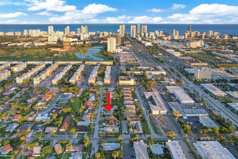 House in Hallandale Beach, Florida 3 bedrooms, 155.7 sq.m. № 1974599 - photo 5