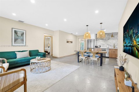 House in Hallandale Beach, Florida 3 bedrooms, 155.7 sq.m. № 1974599 - photo 13