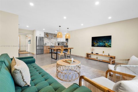 House in Hallandale Beach, Florida 3 bedrooms, 155.7 sq.m. № 1974599 - photo 1