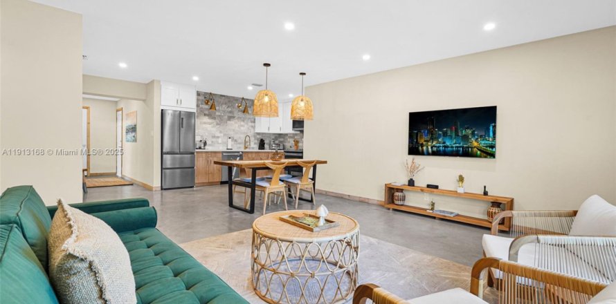 House in Hallandale Beach, Florida 3 bedrooms, 155.7 sq.m. № 1974599