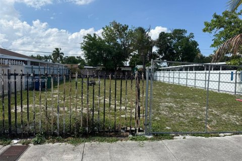 Terreno en venta en Miami, Florida № 2000416 - foto 7