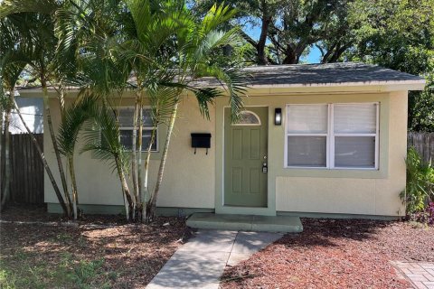 House in Saint Petersburg, Florida 2 bedrooms, 63.55 sq.m. № 2329794