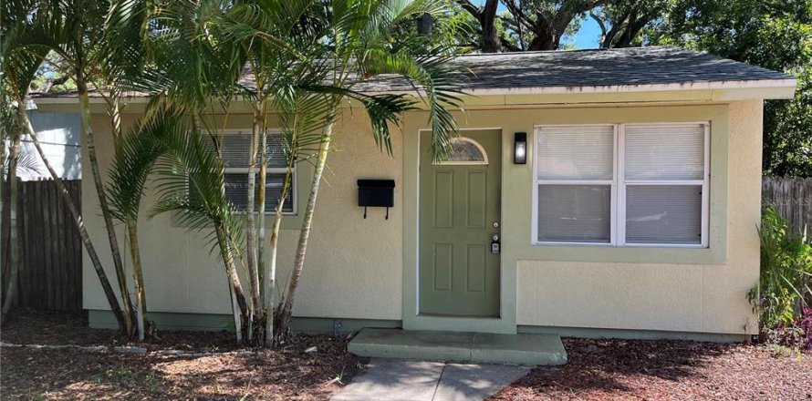 House in Saint Petersburg, Florida 2 bedrooms, 63.55 sq.m. № 2329794