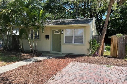 House in Saint Petersburg, Florida 2 bedrooms, 63.55 sq.m. № 2329794 - photo 2