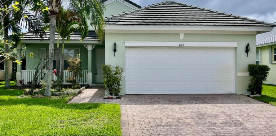 House in Port St. Lucie, Florida 3 bedrooms, 142.98 sq.m. № 2192553