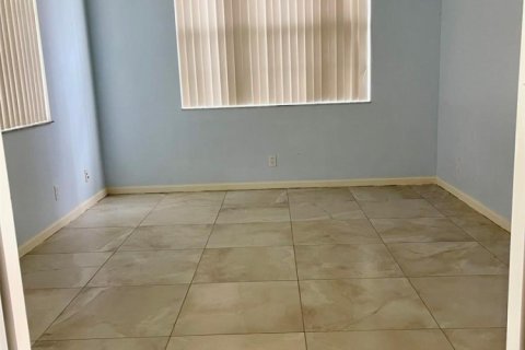 House in Port St. Lucie, Florida 3 bedrooms, 142.98 sq.m. № 2192553 - photo 4