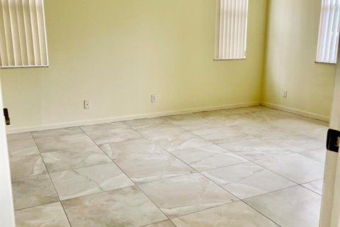 House in Port St. Lucie, Florida 3 bedrooms, 142.98 sq.m. № 2192553 - photo 6