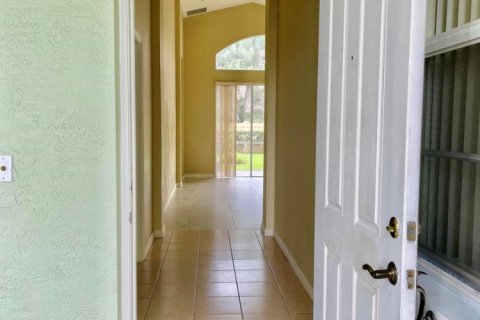House in Port St. Lucie, Florida 3 bedrooms, 142.98 sq.m. № 2192553 - photo 3