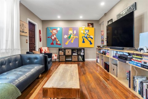 Casa en venta en Miami, Florida, 3 dormitorios, 96.34 m2 № 1983952 - foto 9