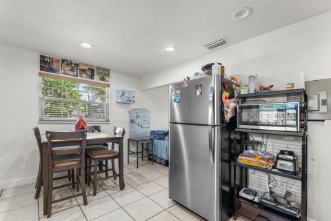 Commercial property in Palm Springs, Florida 157 sq.m. № 2251432 - photo 8