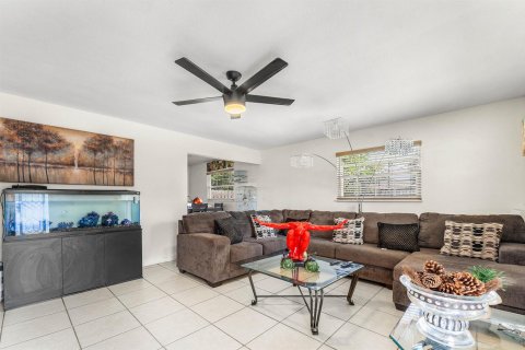 Commercial property in Palm Springs, Florida 157 sq.m. № 2251432 - photo 4