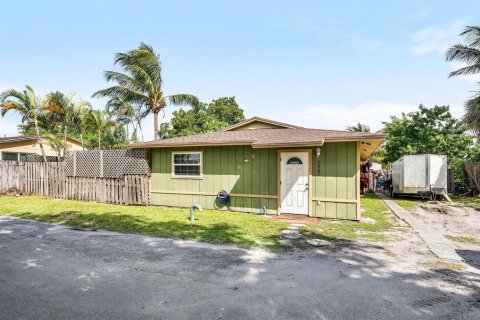 Commercial property in Palm Springs, Florida 157 sq.m. № 2251432 - photo 2