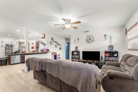 Commercial property in Palm Springs, Florida 157 sq.m. № 2251432 - photo 19