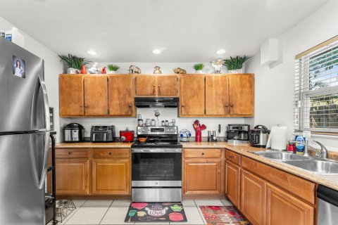 Commercial property in Palm Springs, Florida 157 sq.m. № 2251432 - photo 7