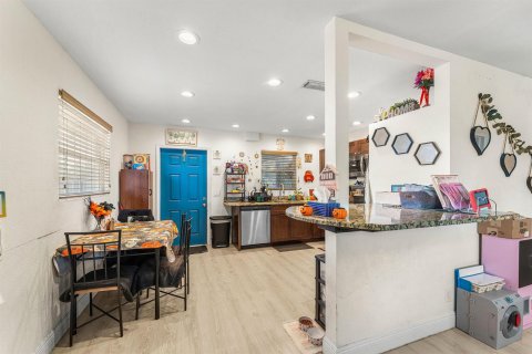Commercial property in Palm Springs, Florida 157 sq.m. № 2251432 - photo 21
