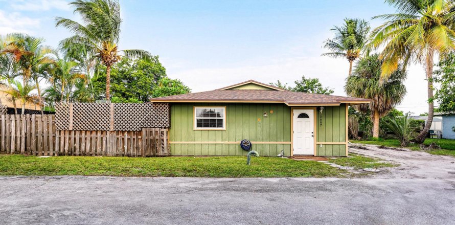 Commercial property in Palm Springs, Florida 157 sq.m. № 2251432