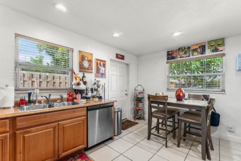 Commercial property in Palm Springs, Florida 157 sq.m. № 2251432 - photo 9