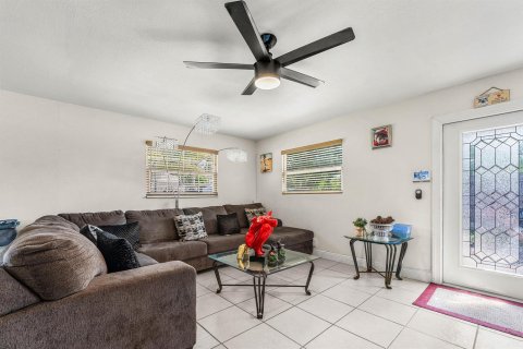 Commercial property in Palm Springs, Florida 157 sq.m. № 2251432 - photo 5