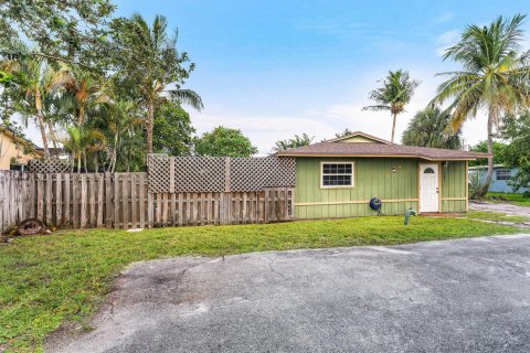 Commercial property in Palm Springs, Florida 157 sq.m. № 2251432 - photo 3